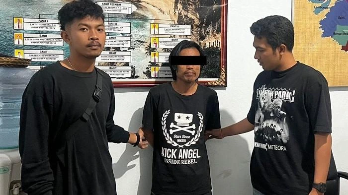 Petugas Polsek Nusa Penida mengamankan pria berinisial IKJ (35), pelaku pencurian sepeda motor milik anggota polisi di Pelabuhan Sampalan, Klungkung, Bali. Pelaku ditangkap dalam rangka Operasi Sikat Agung 2025. (Foto: Istimewa)