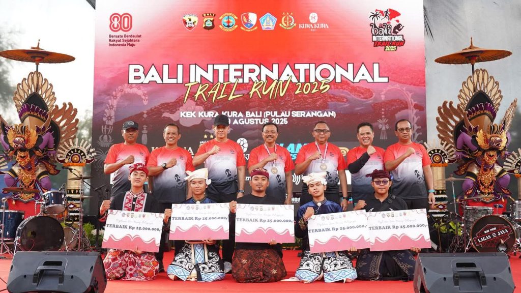 Para pemenang Bali International Trail Run 2025 menerima penghargaan dan hadiah usai finis di KEK Kura-Kura Bali, Pulau Serangan, Denpasar. (Foto: Istimewa)