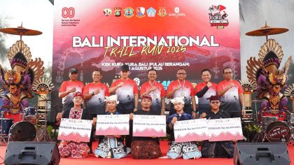 Para pemenang Bali International Trail Run 2025 menerima penghargaan dan hadiah usai finis di KEK Kura-Kura Bali, Pulau Serangan, Denpasar. (Foto: Istimewa)