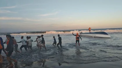 Warga bersama petugas SAR berupaya mengevakuasi sebuah fast boat yang terbalik akibat dihantam ombak di Pantai Matahari Terbit, Denpasar, Bali, Selasa (5/8/2025). Hingga kini proses evakuasi kapal masih terus berlangsung. (Foto: Istimewa)