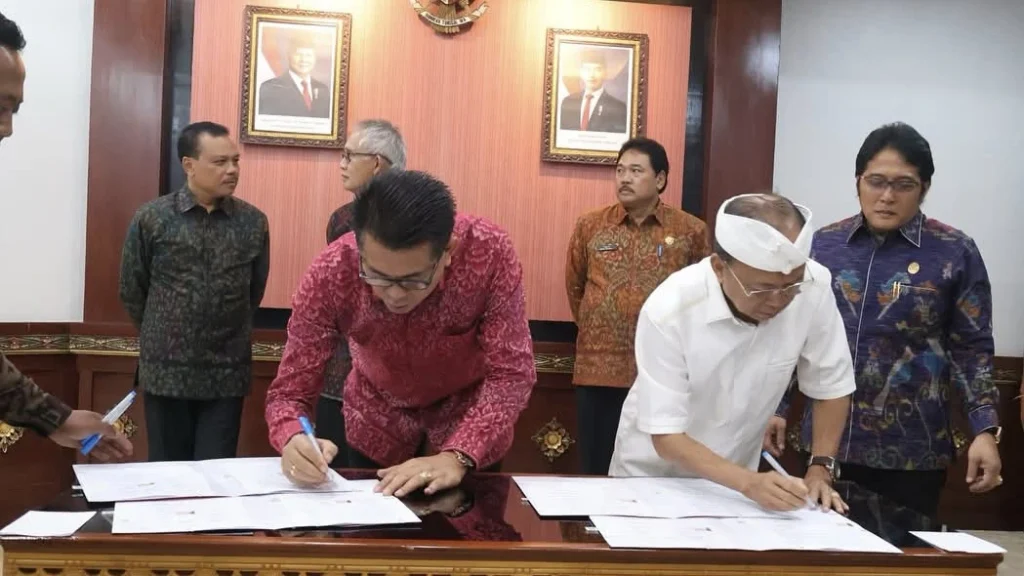 Pejabat Pemerintah Provinsi Bali menandatangani dokumen Rancangan Peraturan Daerah (Raperda) tentang Bale Kertha Adhyaksa dalam rapat paripurna di Gedung Wiswa Sabha Utama, Kantor Gubernur Bali. (Foto: Istimewa)