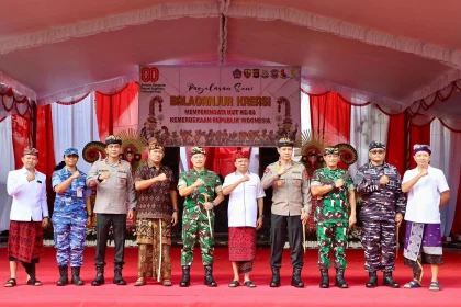 Gubernur Bali Wayan Koster bersama jajaran Forkopimda Bali, Pangdam IX/Udayana, Kapolda Bali, dan tamu undangan lainnya berfoto bersama saat pembukaan Lomba Baleganjur Kreasi dalam rangka peringatan HUT ke-80 Kemerdekaan Republik Indonesia di Lapangan Puputan Badung, Denpasar, Minggu (3/8/2025). (Foto: Istimewa)