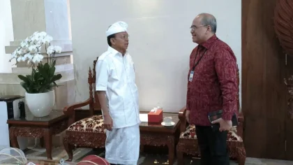 Gubernur Bali, Wayan Koster, berbincang dengan Kepala Perwakilan Bank Indonesia Provinsi Bali, Erwin Soeriadimadja, saat pertemuan di Jayasabha, Denpasar, Rabu (6/8/2025). (Foto: Istimewa)