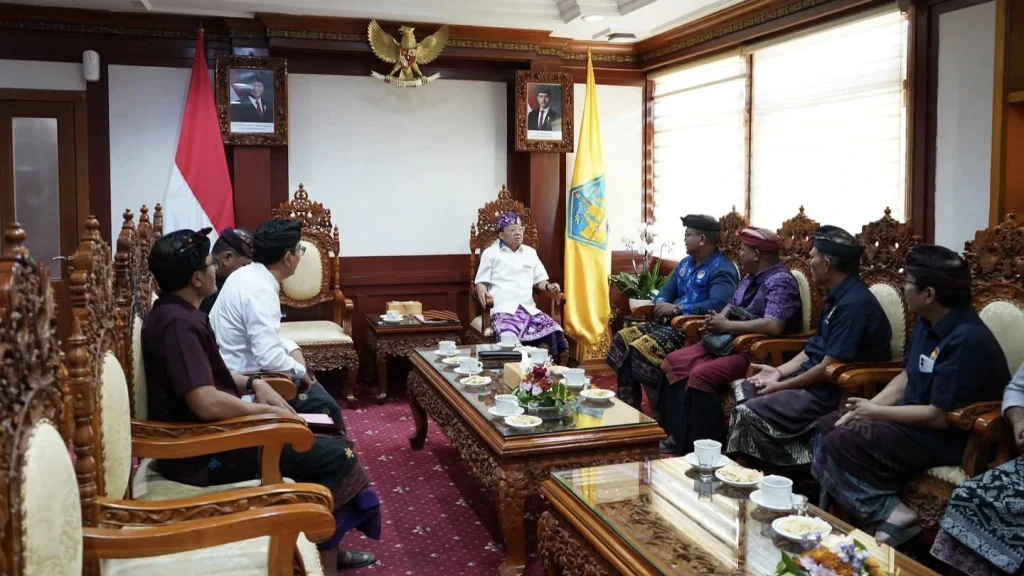 Pertemuan Gubernur Bali Wayan Koster dengan jajaran pengurus DPD Himpunan Pramuwisata Indonesia (HPI) di Kantor Gubernur Bali, Kamis (7/8/2025), membahas dukungan penyelenggaraan pentas seni budaya pada HUT ke-37 HPI. (Foto: Istimewa)