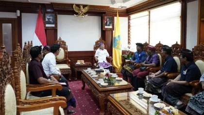 Pertemuan Gubernur Bali Wayan Koster dengan jajaran pengurus DPD Himpunan Pramuwisata Indonesia (HPI) di Kantor Gubernur Bali, Kamis (7/8/2025), membahas dukungan penyelenggaraan pentas seni budaya pada HUT ke-37 HPI. (Foto: Istimewa)