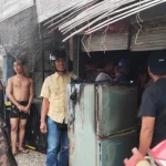 Petugas Damkar Klungkung bersama warga memeriksa kios yang terbakar di Banjar Tegalwangi, Desa Nyalian, Kecamatan Banjarangkan, Klungkung, Selasa (12/8/2025). (Foto: Istimewa)