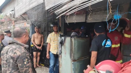 Petugas Damkar Klungkung bersama warga memeriksa kios yang terbakar di Banjar Tegalwangi, Desa Nyalian, Kecamatan Banjarangkan, Klungkung, Selasa (12/8/2025). (Foto: Istimewa)