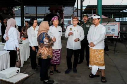 Menteri Koordinator Bidang Pangan Zulkifli Hasan didampingi Bupati Badung I Wayan Adi Arnawa meninjau Tempat Pengolahan Sampah Terpadu (TPST) Mengwitani, Kabupaten Badung, Jumat (8/8), sebagai bagian dari upaya percepatan penanganan sampah nasional. (Foto: Istimewa)