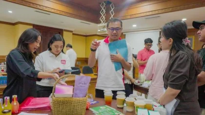 Peserta dan narasumber tengah berdiskusi serta mempresentasikan produk olahan dalam kegiatan pelatihan pengembangan UMKM di salah satu ruang pertemuan di Bali. (Foto: Istimewa)