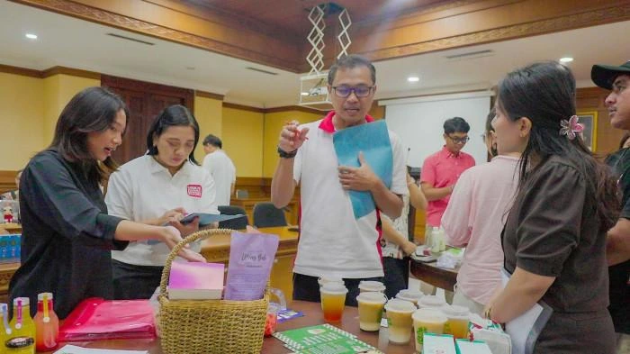 Peserta dan narasumber tengah berdiskusi serta mempresentasikan produk olahan dalam kegiatan pelatihan pengembangan UMKM di salah satu ruang pertemuan di Bali. (Foto: Istimewa)