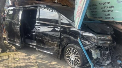 Salah satu kendaraan terlibat kecelakaan beruntun di Mengwi, Badung, menabrak warung hingga mengalami kerusakan parah. (Foto: Istimewa)