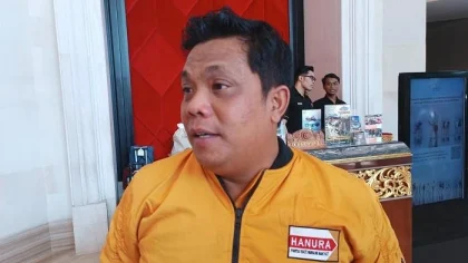 Ketua Panitia Musda Hanura Bali, Mardiki Supriadi, memberikan keterangan terkait ketidakhadiran I Kadek Arimbawa alias Lolak dalam pembukaan Musda Hanura Bali 2025. (Foto: Istimewa)