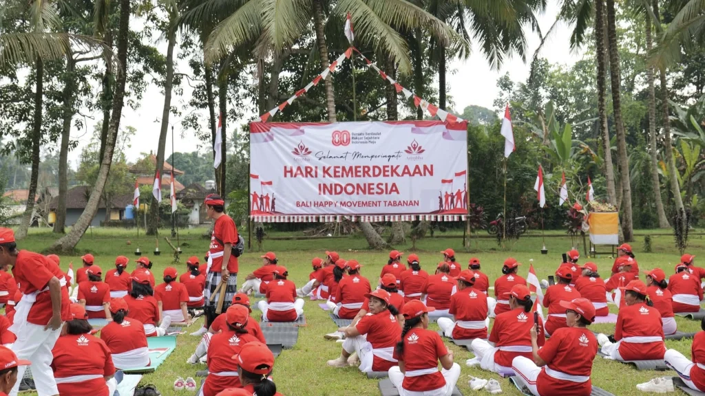 Peserta dari berbagai kalangan usia, termasuk para lansia, mengikuti kegiatan Napak Tilas dan Pementasan Tari dalam rangka peringatan HUT ke-80 Kemerdekaan RI yang digelar komunitas Bali Happy Movement di Bumi Perkemahan Wana Harum, Tabanan, Minggu (3/8/2025). (Foto: Istimewa)