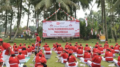 Peserta dari berbagai kalangan usia, termasuk para lansia, mengikuti kegiatan Napak Tilas dan Pementasan Tari dalam rangka peringatan HUT ke-80 Kemerdekaan RI yang digelar komunitas Bali Happy Movement di Bumi Perkemahan Wana Harum, Tabanan, Minggu (3/8/2025). (Foto: Istimewa)