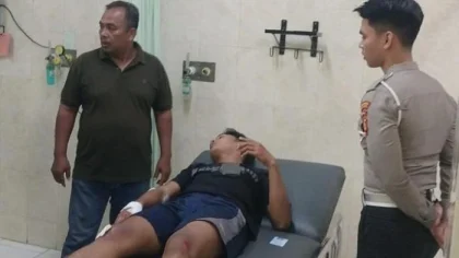 Gede Rio Aristawan, korban tabrak lari di Jalan Ahmad Yani, Banyuasri, Kecamatan Buleleng, mendapat perawatan medis akibat luka yang dialaminya, Sabtu (9/8/2025) malam. (Foto: Istimewa)