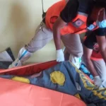 Petugas BPBD Kota Denpasar mengevakuasi jenazah pria asal Jakarta Selatan yang ditemukan membusuk di kamar kos Padangsambian Klod. (Foto: Istimewa)