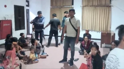 Petugas gabungan Satpol PP Badung mengamankan puluhan gepeng (gelandangan dan pengemis) dalam operasi penertiban di kawasan wisata Kuta dan Canggu. Sejumlah gepeng terlihat membawa anak-anak saat diamankan. (Foto: Istimewa)