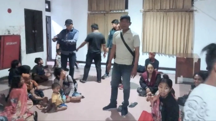 Petugas gabungan Satpol PP Badung mengamankan puluhan gepeng (gelandangan dan pengemis) dalam operasi penertiban di kawasan wisata Kuta dan Canggu. Sejumlah gepeng terlihat membawa anak-anak saat diamankan. (Foto: Istimewa)