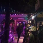 Petugas Satpol PP Gianyar saat melakukan pendataan di salah satu kafe remang-remang di wilayah Gianyar, Senin (11/8/2025) malam. (Foto: Istimewa)
