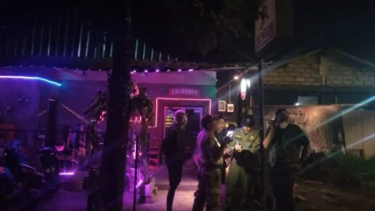 Petugas Satpol PP Gianyar saat melakukan pendataan di salah satu kafe remang-remang di wilayah Gianyar, Senin (11/8/2025) malam. (Foto: Istimewa)