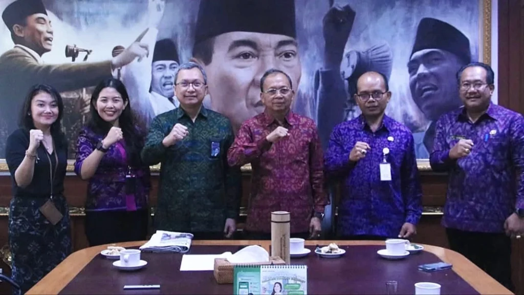 Gubernur Bali Wayan Koster (tengah) bersama jajaran Telkom Indonesia usai membahas dukungan terhadap program CCTV Terintegrasi se-Pulau Bali di Kantor Gubernur Bali, Selasa (12/8/2025). (Foto: Istimewa)