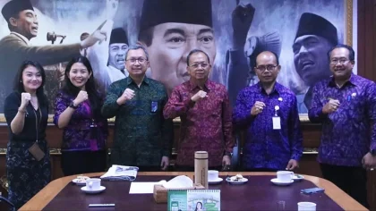 Gubernur Bali Wayan Koster (tengah) bersama jajaran Telkom Indonesia usai membahas dukungan terhadap program CCTV Terintegrasi se-Pulau Bali di Kantor Gubernur Bali, Selasa (12/8/2025). (Foto: Istimewa)