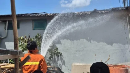Petugas pemadam kebakaran berusaha memadamkan api yang membakar bagian atap vila di Nusa Penida. Kebakaran diduga dipicu oleh aktivitas pembakaran sampah di sekitar lokasi. (Foto: Istimewa)