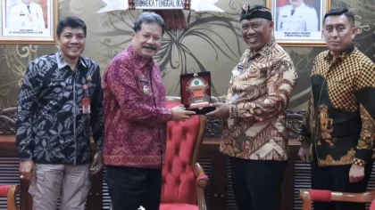 Penyerahan cenderamata dalam kunjungan audiensi pengurus Korda Jembrana kepada pimpinan DPRD Jembrana. (Foto: Istimewa)
