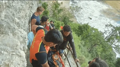 Petugas gabungan mengevakuasi jenazah wisatawan mancanegara dari tebing curam di kawasan Pantai Nyang Nyang, Desa Pecatu, Kuta Selatan, Badung, Bali. (Foto: Istimewa)
